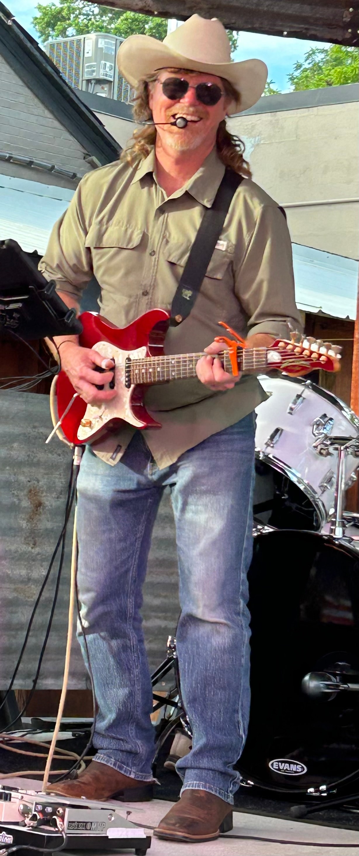 Shananagin performing